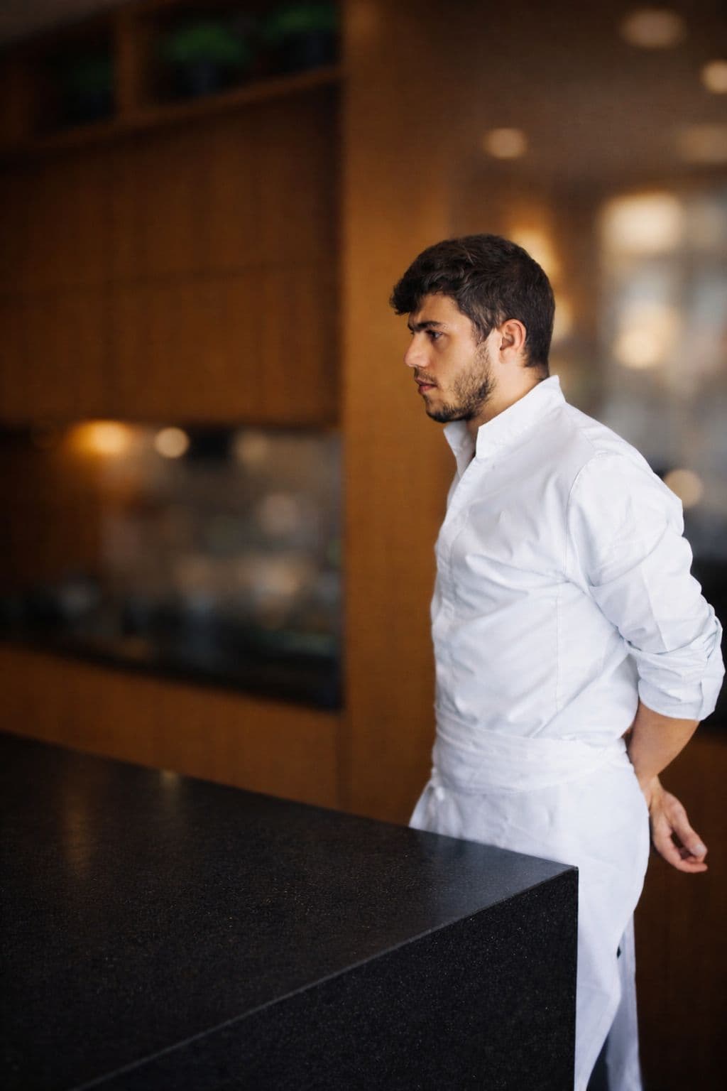 Retrato do chef em sua cozinha autoral